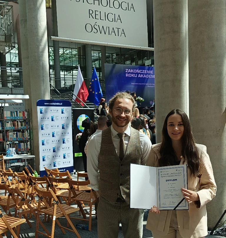 Zdjęcie z wręczenia dyplomu za najlepszą pracę magisterską.