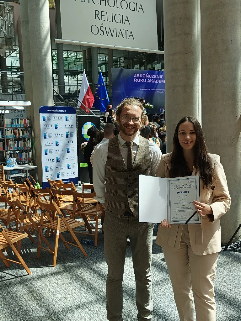 Zdjęcie z wręczenia dyplomu za najlepszą pracę magisterską.